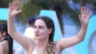 Batılı turistler, Da Nang sahilindeki geçici dans pistine hayran kalıyorlar.
