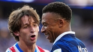 Mbappe și zâmbetul său sfidător: Când calmul său a neutralizat tacticile murdare ale Paraguayului la Cupa Mondială din 2026.