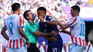 Franska medier uttrycker extremt ogillande för Uzbekistans domare; Paraguays målvakt berättar att han nekades handskakning av Mbappé.