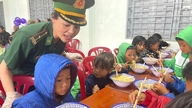 Membawa kasih sayang kepada rakan senegara kita di wilayah sempadan Quang Tri.