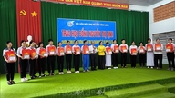 Biasiswa Nguyen Thi Dinh telah dianugerahkan kepada pelajar dari latar belakang yang kurang bernasib baik di Vinh Long.