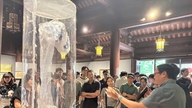 ງານວາງສະແດງມີຜົນງານສິລະປະຫຼາຍກວ່າ 60 ຊິ້ນ ທີ່ສະເຫຼີມສະຫຼອງຄຸນຄ່າຂອງສະຖາບັນອິມພີລຽວ.