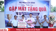 Klan Nguyen Dinh memberikan apresiasi kepada siswa Nguyen Dinh Trung atas pencapaian nilai tertinggi di seluruh provinsi.