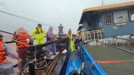 Quang Ninh: Tre besetningsmedlemmer ble reddet etter at båten deres sank på grunn av tyfon nr. 1.