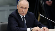 Putin melakukan percakapan telepon selama 90 menit dengan Trump, membahas Ukraina dan NATO.