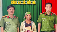 ស្ត្រី​រូប​នោះ​បាន​ទម្លាក់​មាស​ចំនួន ១,៣ តាល់ និង​ប្រាក់​ជាង ១៥ លាន​ដុង។