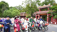 សារ​រស់នៅ​បៃតង​ពី​សម្លៀកបំពាក់​អាវផាយ​តាមដងផ្លូវ​នៃ​ទីក្រុង​ហ្វេ។