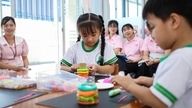 Cine primește 960.000 VND/lună pentru participarea la programul universal de educație preșcolară pentru copiii cu vârste cuprinse între 3 și 5 ani?