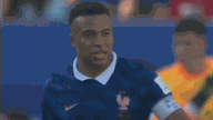 Mbappé xingou um jogador paraguaio em campo.