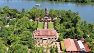 ស្វែងយល់ពីវត្តអារាមដ៏ល្បីល្បាញបំផុតរបស់ទីក្រុងហ៊ូ ដែលមានអាយុកាល ៤២៥ ឆ្នាំ ដែលជាទីកន្លែងនៃទ្រព្យសម្បត្តិជាតិពីរ។