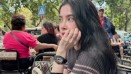 호치민시에 사는 한 소녀가 6년 동안 낯선 사람을 돕기 위해 송금을 해왔는데, 그 이야기는 감동적인 결말을 맞는다.