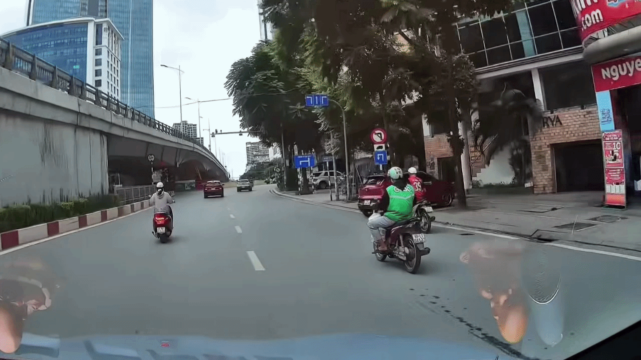 Video: O mașină dă cu spatele imprudent, lovindu-l violent pe motociclist și aruncându-l în aer pe câțiva metri.