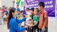 Kesatuan Belia Pejabat Jawatankuasa Rakyat Wilayah telah berhubung dan mendermakan projek perigi air bersih dan hadiah sokongan pendidikan kepada komune Ta Rut.