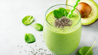 5 alimentos que ajudam o corpo a absorver melhor os ômega-3, incluindo abacate e sementes de chia.