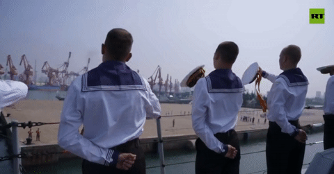 Na zdjęciach widać rosyjskie okręty wojenne wpływające do chińskiego portu.