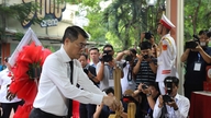 Para pemimpin parti dan negara mempersembahkan kemenyan untuk memperingati mendiang Setiausaha Agung Tran Phu dan para martir kepahlawanan yang lain di Taman Le Thi Rieng.