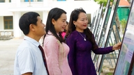 Mais de 100 documentos e imagens contam a história do ao dai (vestido tradicional vietnamita) das estudantes de Hue.
