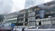 Brand utbryter i en gammal elektronikbutik som rivs.