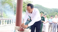 លោក ង្វៀន ឌិញវិញ អនុលេខាគណៈកម្មាធិការបក្សទីក្រុងដាណាំង បានអុជធូបនៅមណ្ឌលប្រវត្តិសាស្ត្រសន្តិសុខប្រដាប់អាវុធក្វាងណាម-ដាណាំង។
