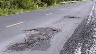 Η Εθνική Οδός N1, που διέρχεται από την κοινότητα Giang Thanh, η οποία αναβαθμίστηκε πρόσφατα, έχει ήδη υποβαθμιστεί.