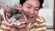 젊은이들이 '머리카락'이 붙은 케이크를 먹는 대회를 열고 있다.