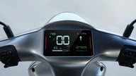 Denne elektriske motorcykel i Vietnam, der er udstyret ligesom Air Blade, har en pris på 27,5 millioner VND og tilbyder en maksimal rækkevidde på 180 km pr. opladning, er udstyret med sjælden teknologi og er lige så overkommelig i pris som Wave Alpha.