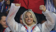 Para WAGs (istri dan pacar pemain sepak bola) Inggris menimbulkan sensasi di tribun penonton.