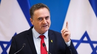 Der israelische Verteidigungsminister droht der Führung in Teheran; Iraner fordern Vergeltung.