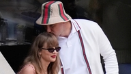 Taylor Swift ja Travis Kelce: Rakkaustarina, joka alkoi rannekorusta.