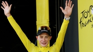 Jonas Vingegaard sárga mezben versenyez a Tour de France-on az 1. szakasz után.