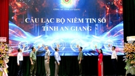 A Polícia Provincial de An Giang estabelece contato com influenciadores digitais e lança o "Clube de Confiança Digital da Província de An Giang".