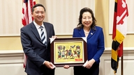 Zástupce tajemníka provinčního výboru strany a předseda provinční lidové rady Nguyen Viet Oanh navštěvuje a pracuje ve Spojených státech.