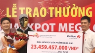 Dzięki wsparciu ulicznych sprzedawców losów loterii pewien mężczyzna wygrał główną wygraną Vietlott w wysokości ponad 23,4 miliarda VND.