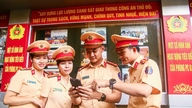Lebih dari 1.300 petugas polisi lalu lintas dan tentara di Hanoi berpartisipasi dalam penilaian etika perilaku secara daring.