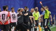 A comissão técnica egípcia reagiu com fúria após sofrer um gol da Argentina e, consequentemente, recebeu uma série de cartões amarelos.