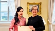 La embajadora de Vietnam en Finlandia, Nguyen Hoang Dieu Tam, presenta una copia de sus credenciales al Ministerio de Asuntos Exteriores de Finlandia.