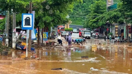 सोन ला में भारी बारिश के कारण भूस्खलन और बाढ़ आ गई है।