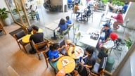 Les cafés peuvent verser les droits d'auteur musicaux par l'intermédiaire d'un organisme intermédiaire.