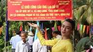 Una bella joven mestiza vietnamita-británica llama la atención con un proyecto para construir 100 puentes.