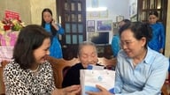 Líderes da União das Mulheres do Vietnã oferecem incenso em homenagem à Heroína Mãe Vietnamita Nguyen Thi Thu.