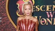 Rita Ora lució un vestido rojo de Do Long en la alfombra roja de Hollywood.