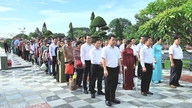 Les communes de Ninh Phuoc, Phuoc Hau et Phuoc Huu ont organisé des délégations pour visiter le cimetière des martyrs de Binh Thuan.