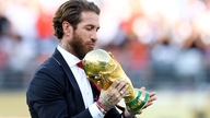 As redes sociais estão em polvorosa com a bela e elegante aparição de Sergio Ramos na cerimônia de premiação da Copa do Mundo.