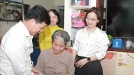 Kreu i departamentit të punëve të brendshme të komitetit të partisë së qytetit, Vo Cong Chanh, viziton një familje që ka dhënë një kontribut shembullor për revolucionin.