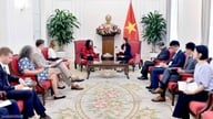 O vice-ministro das Relações Exteriores, Nguyen Minh Hang, recebe o embaixador dos EUA no Vietnã.
