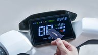 Faça um test drive na motocicleta elétrica Honda, importada para o Vietnã e com preço de 25 milhões de VND. Ela possui um design compacto, autonomia de 100 km por carga e não exige carteira de habilitação.