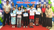 O supermercado Co.opmart Quy Nhon entrega os prêmios do concurso "Jovem Orador" de 2026.