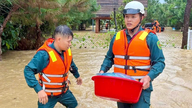 De fortes pluies tout au long de la nuit ont provoqué de graves inondations dans de nombreuses maisons de Bao Loc, entraînant l'évacuation urgente des habitants.