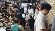 Khách quốc tế tìm đến chợ Tân Định đóng guốc mộc, nghề cũ nhộn nhịp trở lại