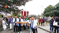 Impressionante processione con i futon daiko allo scambio culturale tra Hoi An e il Giappone.